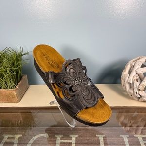 Women’s Naot Sandy Sandal Size 41 Black